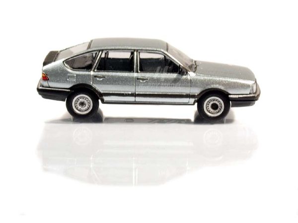 VW Passat B2 stříbrný 1985 Brekina PCX870078 - Image 2