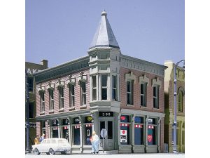 městský rohový dům s prodejnou Woodland Scenics DPM51300