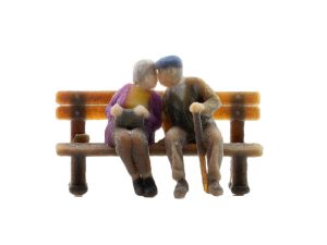 důchodci na lavičce Noch 10435