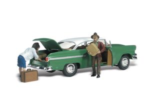 rodina Lubenerových balí auto na dovolenou Woodland Scenics AS5326