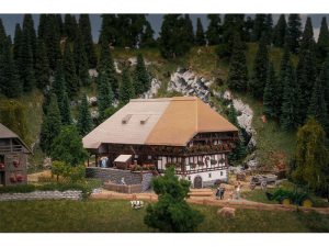 Schwarzwaldský dům s figurkami tanečníků Faller 232010