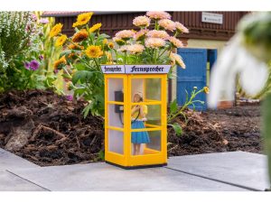 dívka v telefonní budce Pola 333231