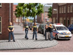policisté se zadrženým pachatelem Nizozemsko Faller 151717