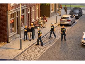 policisté se zadrženým pachatelem Nizozemsko Faller 155624
